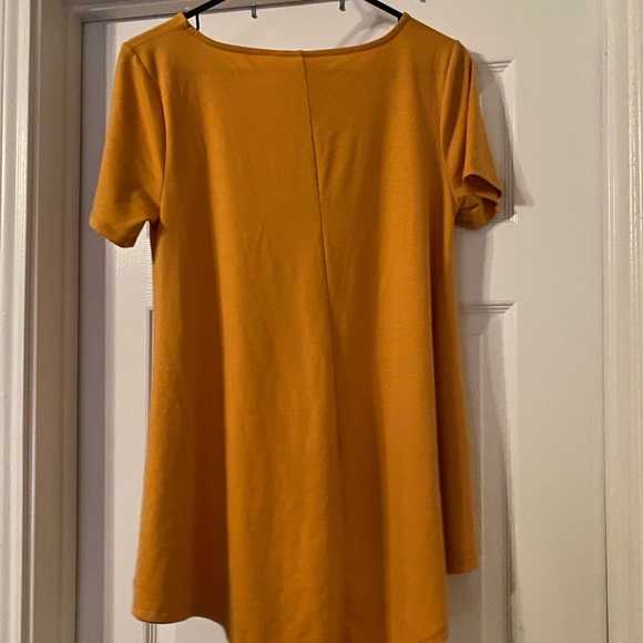 Like new Gold flowy tshirt - Picture 3 of 4